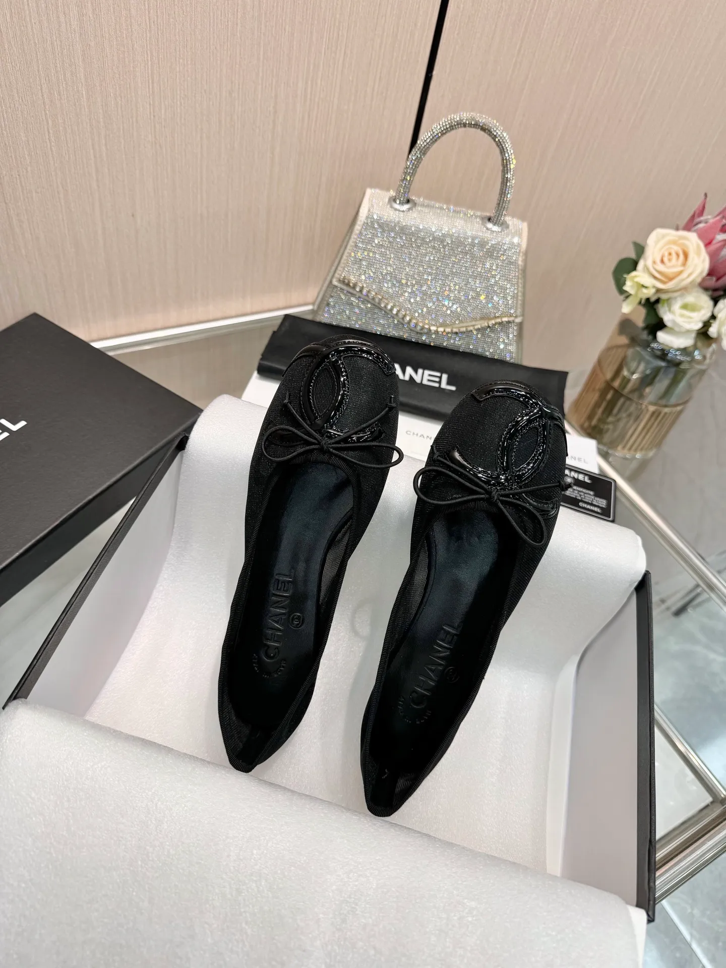 👟👟Ex-factory price 480👟👟 Women's Shoes Women's Clothing | ²⁰²5 𝐬𝐬 🤍🤎𝐂𝐇𝐀𝐍𝐄𝐋 Chanel 26A catwalk style Handmade Mary Jane women's shoes Ballet shoes are so amazing, the bow pattern is so cute! Even if I don’t wear flat shoes, I can’t resist the temptation! The second recommended pair of Chanel logo women's shoes has great texture and is versatile. It is made of lambskin and has an original two-color outsole. Size: 35-40 (41 can be customized and cannot be returned or exchanged)